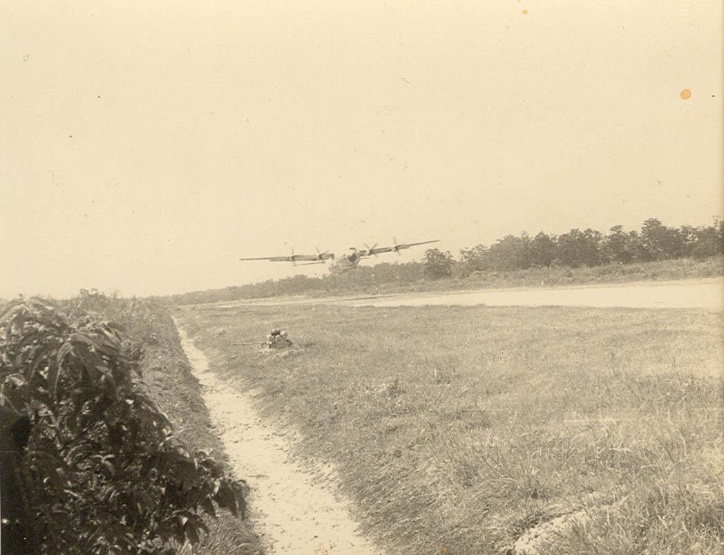 BD/269/1226 - 
Viermotorig vliegtuig landt op strip in de Baliem-vallei
