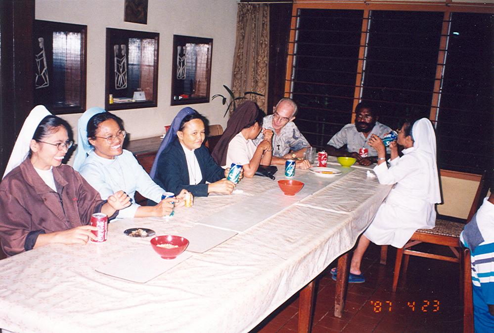 BD/269/799 - 
Zusters met drankje aan tafel
