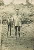 BD/309/45 Groepsfoto man en jongen in dorp Renis
