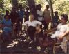 BD/309/95 Dorp Bogor, groepsfoto met onder meer westerse vrouw. niet publiceren, niet in Nieuw Guinea