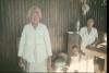 BD/144/84 Groepsfoto twee vrouwen en kind in hut