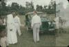 BD/144/95 Groepsfoto met o.m. geestelijke bij jeep. Dubbel: zie 336. Gespiegeld