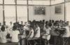 BD/256/113 Papoea- kinderen gezamenlijk aan het eten