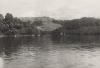 BD/256/157 Rieten hut op het water met op de achtergrond bergachtig landschap