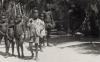 BD/256/179 Papoea kinderen op het strand tussen de palmbomen