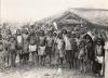 BD/326/31 Groep kinderen en vrouwen in de regen verzameld voor een schooltje in de Kamu-vallei