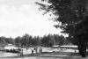 BD/133/901 Straatbeeld met langs de rivier wandelende mensen