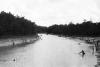 BD/133/944 Rivierlandschap met langs de oevers vissende Papoea's 