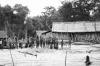 BD/133/975 Nederzetting aan de rivier met groep Asmat