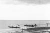 BD/133/979 Prauwen met Papoea's (Asmat) vlakbj de kust
