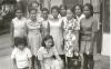 BD/253/34 Groepsfoto van vrouwen in westerse kleding met zuster Jorna