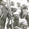 BD/329/30 Papoea-man, zittend met kinderen staand om hem heen