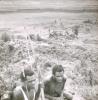 BD/329/32 Zicht op vallei met cultuurgrond,  twee Papoea-mannen (