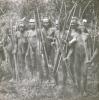 BD/329/33 Groepje uitgelaten Papoea-mannen met pijl-en-boog