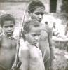 BD/329/39 Drie Papoea-jongens met pijl-en-boog