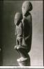 BD/186/97 Uit hout gesneden moeder- en kindfiguur uit het dorp Ifar 