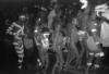 BD/216/123 Dansende mannen en kinderen