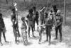 BD/216/125 Groep Asmatters met schild, peddels en speren