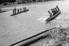 BD/216/150 Asmatters met prauwen op de rivier