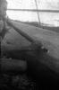 BD/216/195 Asmatter beitelt de buitenkant van de prauw rond