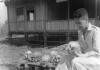 BD/216/199 In beslag genomen schedels worden bekeken