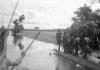 BD/216/223 Asmatters met prauwen op de rivier tijdens tournee