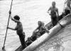BD/216/238 Asmatvrouwen met man en kinderen in een prauw op de rivier