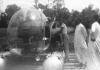 BD/216/259 Paters bij Australische helikopter ingezet voor bestrijding van  cholera epidemie