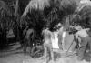 BD/216/271 Expeditieleden filmen bezigheden van Asmatters