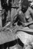 BD/216/36 Vrouw uit de Asmat vlecht traditionele draagtas