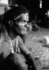 BD/216/60 Man uit Asmat met hoofdtooi en ketting van hondetanden