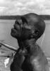 BD/216/63 Man uit Asmat met ketting en daaraan deel van een schelp