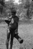BD/216/68 Vrouw uit de Asmat met trom en kind met enkelband