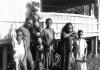 BD/216/81 Groep uit Asmat met voorouderprauw, schedels, sagoklopper, trom en snelhoorn