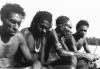 BD/216/86 Vier mannen uit de Asmat aan rivier