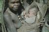 BD/248/13 Ekari moedermet baby in draagnet