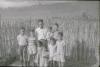 BD/248/351 groepsfoto van Papoea gezin in Westerse kleding