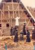 BD/269/120 Broeder Henk Blom o.f.m. op de steigers tijdens de renovatie van de kerk in Wamena