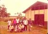 BD/269/137 Broeder Henk Blom o.f.m. met bouwvakkers op de werkplaats in Wamena