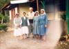 BD/269/140 Broeder Henk Blom o.f.m poseert met enkele zusters