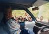 BD/269/287 Schoolkinderen begroeten juf in auto