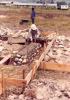 BD/269/295 Man metselt funderingsmuur