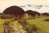 BD/269/297 Nette dorpshutten met gemaaid grasveld en bloemperken