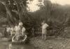 BD/269/32 Franciscanen in bootjes aan de rivieroever in de Baliem