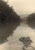 BD/269/40 Zicht vanaf boot op een rivier in de Baliem?