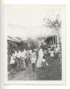 BD/335/8 Groepsfoto pater met bewoners kampong