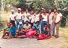 BD/269/509 Groep Papoea's poseren in straat