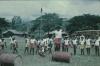 BD/171/1299 Schoolkinderen spelen met olievat