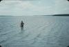 BD/171/1574 Man waadt door water.