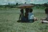 BD/171/1753 Vrouw met kinderen onder de parasol